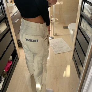 IKEA jeans  - Storlek S-M skulle jag säga om man vill att de sitter oversized:) är en 26-27 i midjan  