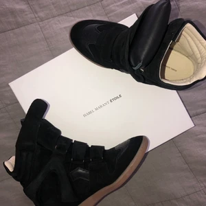 INTRESSEKOLL - Halloj❣️funderar på att sälja mina Isabel Marant. Har haft dem i lite över ett år men är i väldigt bra skick! Nypris 5000 från Mytheresa men säljer för ca 2500 vid snabb affär pga bra skick och väldigt sparsamt använda. Självklart äkta, Dustbag ingår + äkthetsbevis. Någon som är intresserad? Hör gärna av er!🥰 