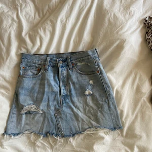 LEVIS KJOL  - Kjol från levis med slitningar i storleken 28 