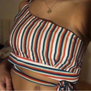 Randig croppad topp  - Randig croppad topp från nakd stl 38 men även mindre eftersom man knyter 