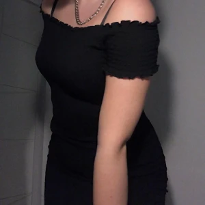 Tajt svart klänning - En svart tajt klänning från Ginatricot o storlek S. Väldigt tajt så passar nog XS oxå. Använde 2-3 gånger och sälja då jag aldrig använder den. Frakten ingår ej.