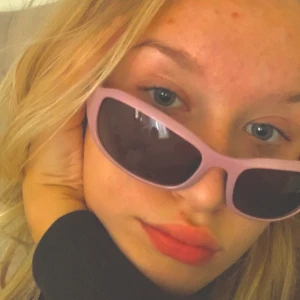 Trendiga solglasögon(y2k)  - Bra skick, köpta på secondhand butik för cirka 75kr. 💞 y2k stil ungefär!