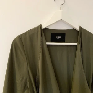 Trenchcoat BikBok - Grön tunn trenchcoat från BikBok i storlek XS. Knappt använd.✨ köparen står för eventuell frakt.☺️