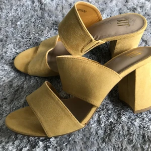 Skor i storlek 37  - Nya sandaler med klack i jätte fin gul färg. Passar perfekt till jeans men även till klänningar. Säljer pga flytt och darav garderobrensning. Vid köp av flera saker paketpris kan ordnas! Finns i Upplands Väsby annars kan skickas, då köparen står för porto. 