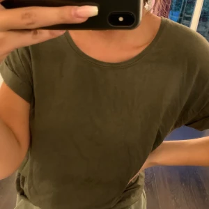 Grön t shirt  - Militär grön t shirt strl S. Pris 40 kr 