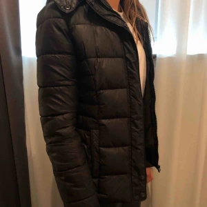 Vinterjacka - Vinterjacka med luva köpt från Zalando för ca 2 år sen. Väldigt bra skick då den sällan är använd. Svart, stilren och varm jacka som kommer vara perfekt i höst och vinter! Köpare står för frakt 💓