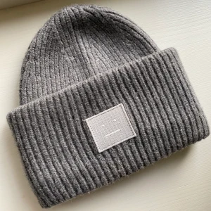 Acne mössa - Säljer min snygga Acne mössa. Till skillnad från den vanliga gråa har denna en ljusare patch. Använd under en vinter och är i mycket fint skick. Dvs inga fläckar, inte nopprig och inte trasig på något sätt. Nypris 1 100kr, bud på 650kr💕