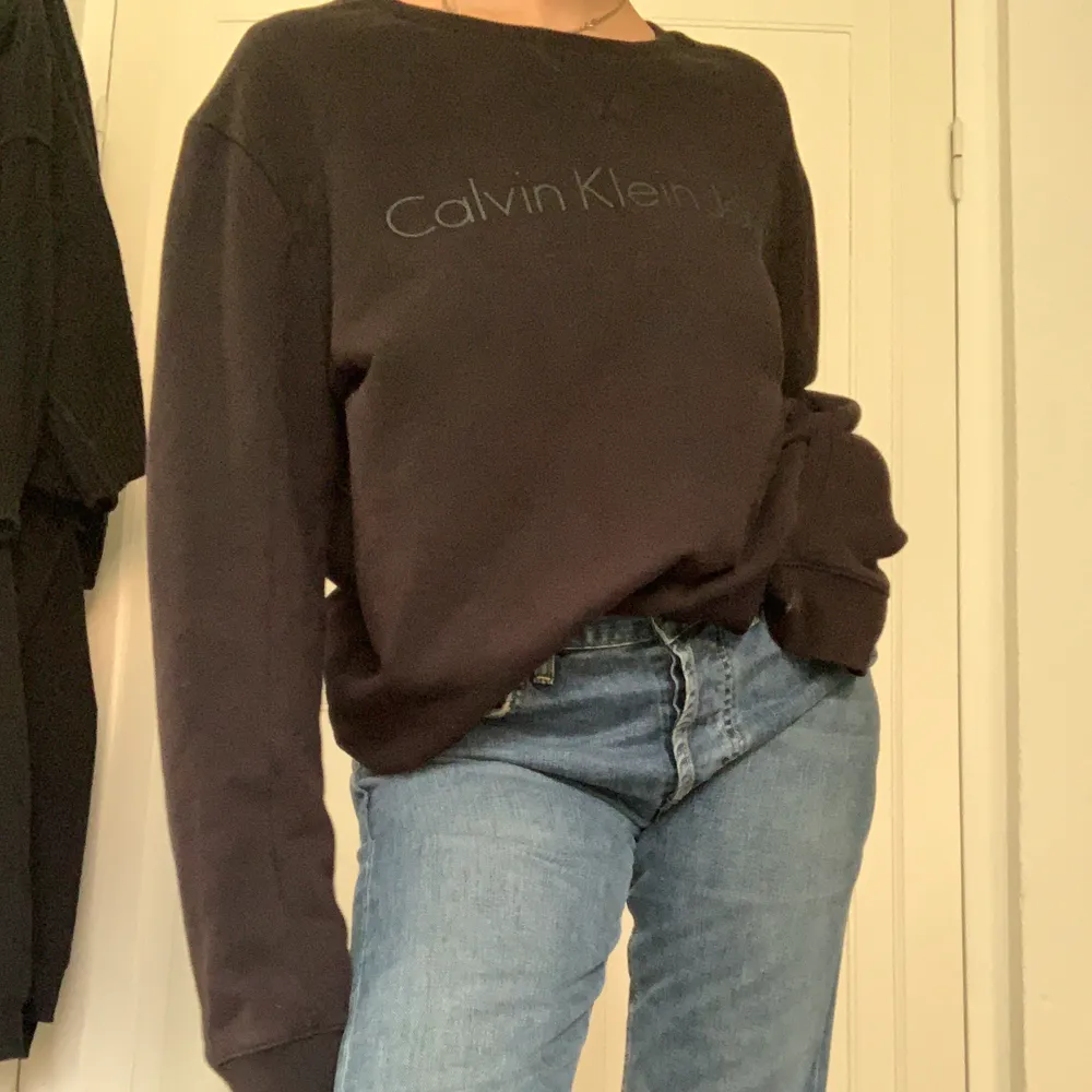 Super cool Calvin Klein jeans tröja. Köpt vintage men definitivt äkta! Har en lite 80s feeling på modellen och är sjukt mysig! Buda från 150kr i kommentarerna! Frakt tillkommer💓 HÖGSTA BUD: 200kr. Tröjor & Koftor.