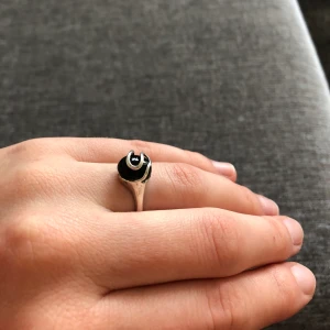 Superfin äldre silver ring 🖤 - Superfin äldre silver ring med fin dekor och svart sten 🖤 Stämplad 925 och nån mer stämpel jag inte kan uläsa riktigt • Storlek: 19 mm Pris: 249kr + porto(11 kr) Finns på fler sidor ☆ 