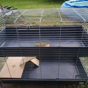 Marsvinsbur (BUR TILL GNAGARE) - Nu säljer jag min fina dubbelbur till någon med nytta av den, rekommenderas starkt att ha en lite större bur med mer utrymme, även ett tillhörande hus kan letas fram. Mått: Längd 120, Bredd 60, Höjd 116 cm. Nypris:1400kr, säljes för 700kr vid snabb affär! 