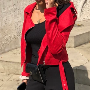 Röd mocca jacka i strl xs - En röd tuff mocca jacka i strl xs! Tunn jacka, men går att ha en tjocktröja under. Nypris 500kr, säljs för 100kr! Köparen står för frakt 