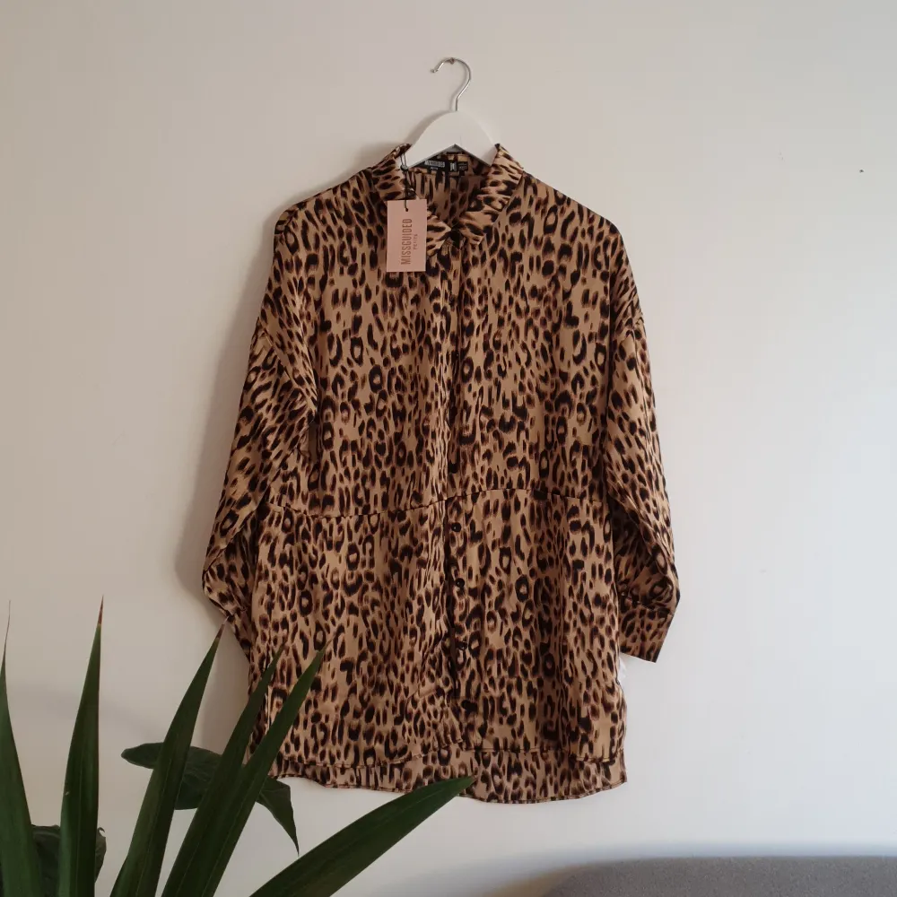 Leopardmönstrad skjorta i oversize-modell, inköpt från ASOS MISSGUIDED PETITE. Storlek 32. Aldrig använd. Fraktkostnader tillkommer. . Skjortor.