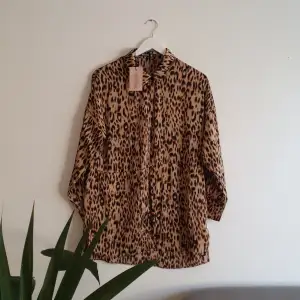 Leopardmönstrad skjorta i oversize-modell, inköpt från ASOS MISSGUIDED PETITE. Storlek 32. Aldrig använd. Fraktkostnader tillkommer. 