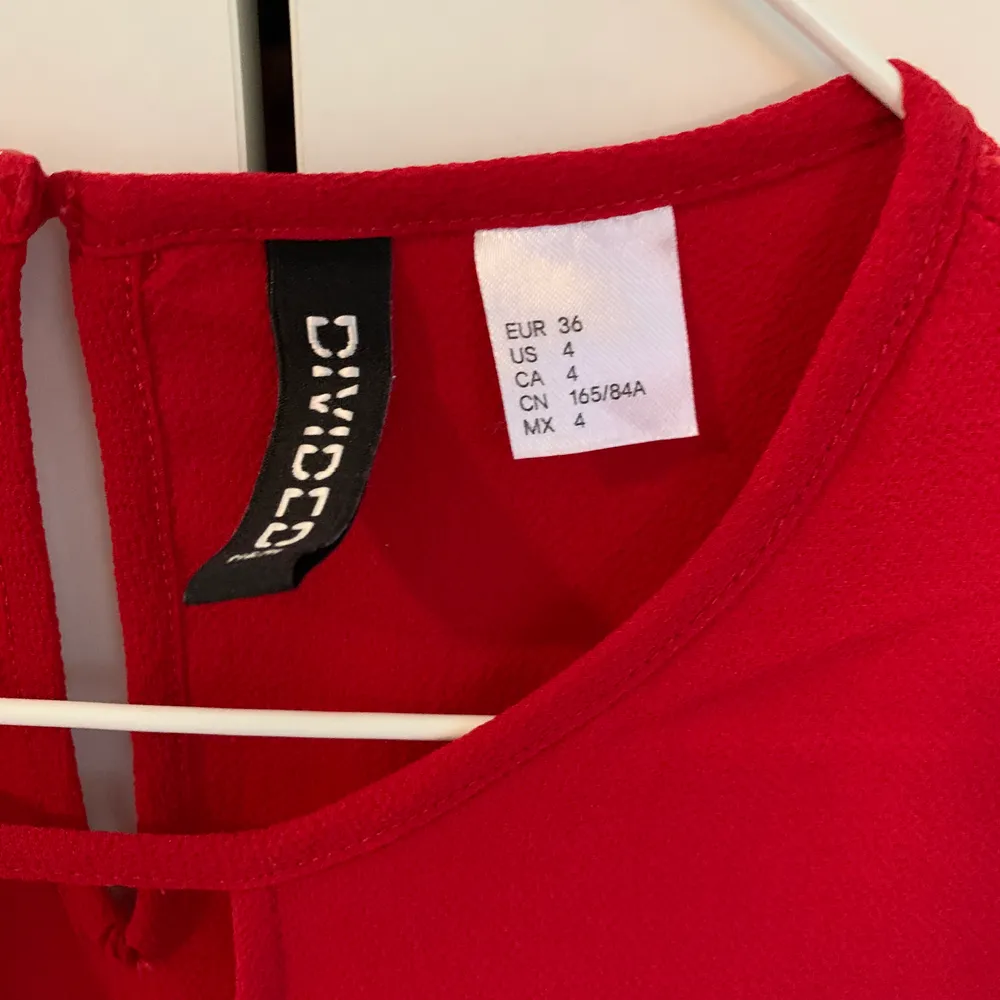 Jättefin röd blus från H&M, använder tyvärr inte den därför jag säljer den! Använd fåtal gånger, så den är i bra skick!💕 100kr + 60kr frakt. Blusar.