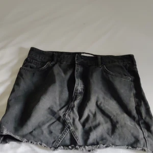 Svart jeansskjol  - Snygg jeansskjol från Mango i storlek M. Säljer på grund utav att jag inte får den till användning