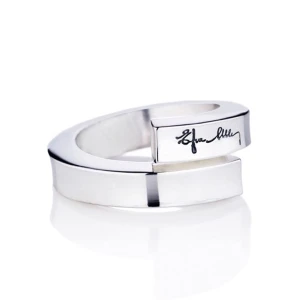 EFVA ATTLING ring  - Efva Attling ring (twist ring), aldrig använd, nypris 2200kr. Behövs silverputsas då den legat ett tag. Mitt pris 1000kr inkl frakt. 
