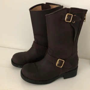 Johnny Bulls - Bruna Johnny bulls kängor med guldiga detaljer. Väldigt sparsamt använda, dock en repa fram på foten (bild 3). Köpta för 1100 säljes för 300kr. Frakt tillkommer 