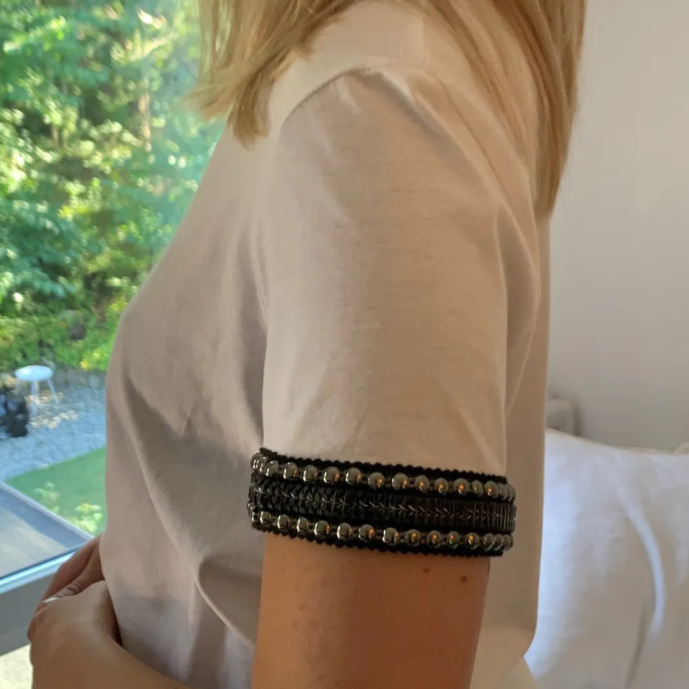 Jätte snygg och simpel T-shirt från Zara med coola detaljer på ärmen!! . T-shirts.