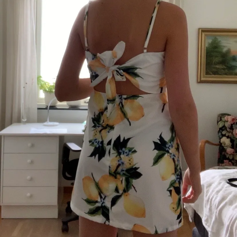 Jättesöt klänning med citronmönster och knyte i ryggen, storlek S. Justerbara axelband. Frakt tillkommer🥰🥰. Klänningar.