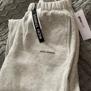 Nicki studio x Gina sweatpants - Säljes pga har dubbletter