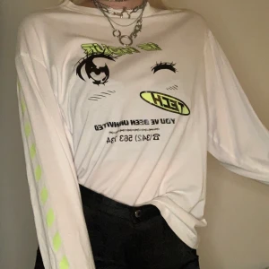 Tröja med print -  Långärmad tröja med coolt tryck!🤍 Den är ganska oversized och i mycket bra skick💗