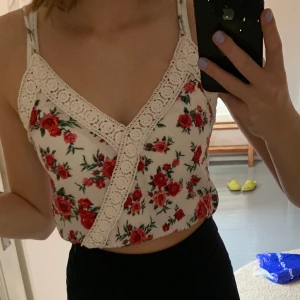Blommigt linne - Supersnygga blommigt linne från h&m. Säljer pga att det ej kommer till användning. Några ljusa små fläckar på framsidan men syns ej. Stl är 36 men skulle kunna passa 34-38 skulle jag säga. Skysterbara band.