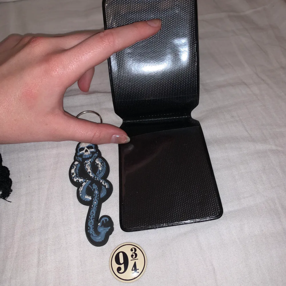 Harry Potter nyckelring (20kr), Hogwarts/Gryffindor korthållare (20kr), Knapp (såld). Nyckelringen och korthållaren tillsammans = 35kr . Accessoarer.