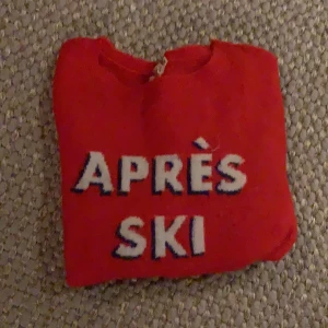 Après ski stickad tröja  - After ski tröja i klar röd färg. Använd 1 gång. Är från H&M i storlek S men är lite oversize så passar M också!