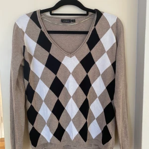 Trendig Tröja LINDEX strl S  - Passar både XS och S beroende på hur man vill den ska sitta. I bra skick! 100% bomull. Fraktkostnad på ca 50kr tillkommer :)