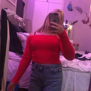 Jul tröja - Julig tröja från H&M, använt endast en gång på julen. Tröjan är kroppad och långärmad. Storlek XS, pris 30kr.         ( priset kan alltid diskuteras)