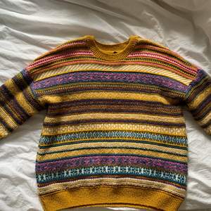 Sjukt söt multifärgad tröja som jag tyvärr säljer då den inte kommer till användning. Sparsamt använd 