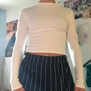 Långärmad tröja - Denna basic men också otroligt snygga vita tröja med en liten krage söker ett nytt hem. Den är storlek XS men passar mig som vanligtvis är S. Frakt tillkommer:)