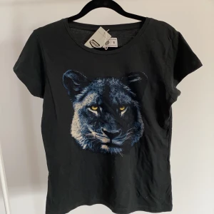 T-shirt med tryck - T-shirt med lejontryck från Crocker. Aldrig använd med prislapp, storlek S.