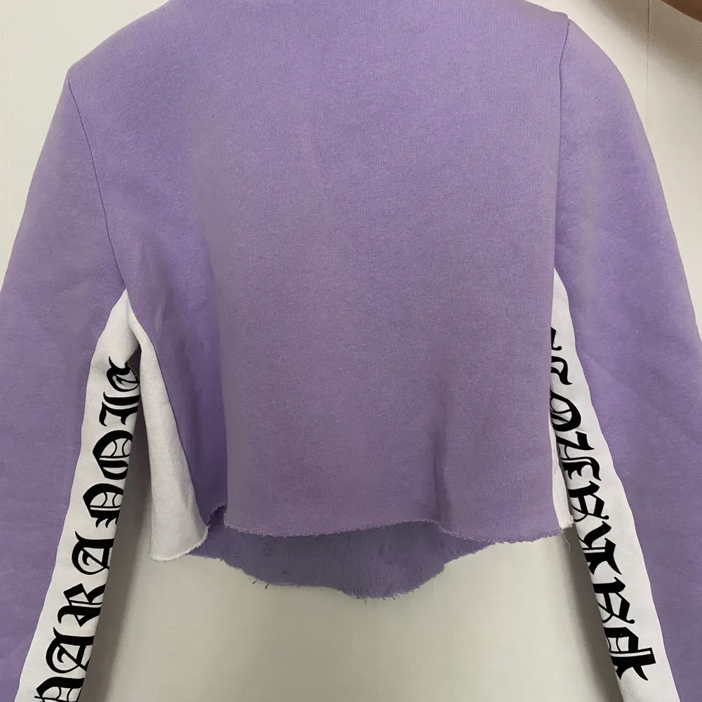 Lila sweatshirt med text på underarmarna strl 34 köpt på carlings💞 använd 2ggr så tröjan är som ny. Frakt tillkommer. Annars kan jag mötas upp i Gävle . Tröjor & Koftor.