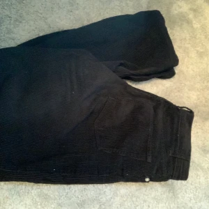 Manchester byxor från monki - Knappt använda, svarta, högmidjade, manchester 