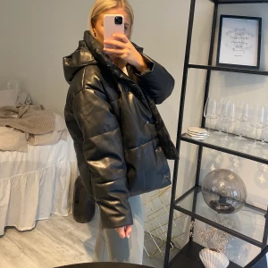 Jacka - Säljer denna snygga vinter/höstjacka. Från Weekday. Använd endast 3-4 gånger, som ny! Bud i kommentarer!💕