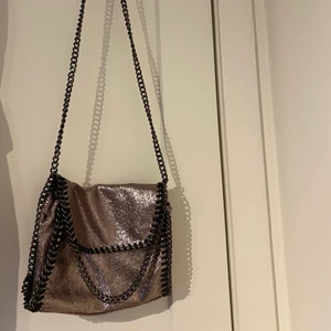 Glittrig väska  - Glittrig väska, använd 1 gång! Frakt tillkommer. 