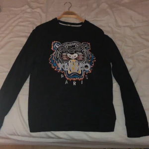 Kenzo sweatshirt MAN, strl M - Tjena, säljer nu min kenzo tröja efter ungefär 2 år. För min del så är tröjan otroligt fin men den har tyvärr blivit för liten för mig!