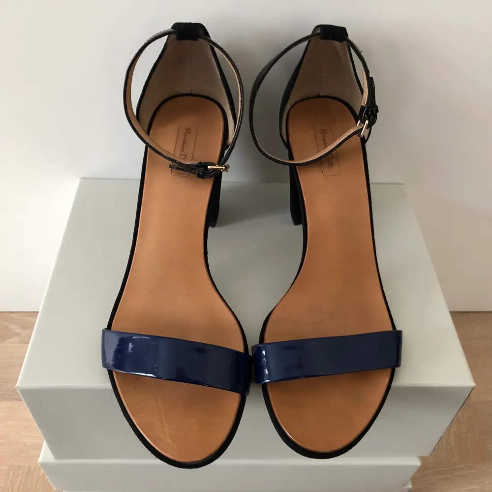 Black and blue, comfortable sandals on thick heels. Looks elegant and classy, suits for any occasion . Skor.