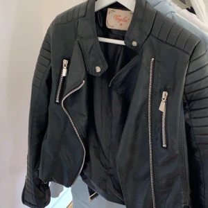 MOTO jacket Chiquelle - Säljer denna asballa skinnjackan från chiquelle. Storlek 38 men passar Xs/s om man gillar en oversized look. Använd 1-2 gånger och i väldigt fint skick. Köparen står för frakten vilket är 50kr ✨🥰