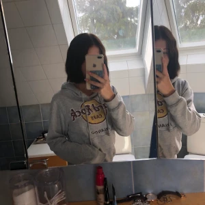 Hard rock café hoodie  - Använd fåtal gånger, har en liten grå prick som inte går att tvätta bort men annars inga skador, äkta köpt i Orlando, köpare står för frakt 