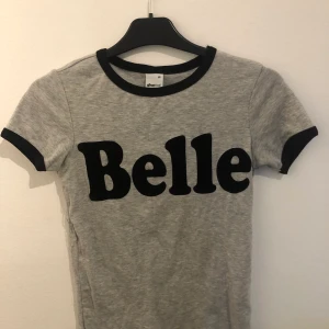 T-shirt - T-shirt från ginatricot i storlek xs 