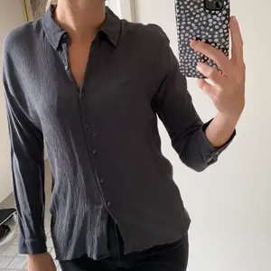 Jättefin grå skjorta från Zara! ”Veckat” tyg vilket ger lite textur! Pris kan diskuteras och frakt tillkommer 💕 