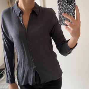Skjorta Zara - Jättefin grå skjorta från Zara! ”Veckat” tyg vilket ger lite textur! Pris kan diskuteras och frakt tillkommer 💕 