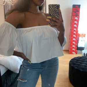 Off Shoulder Topp - Off shoulder topp från Zara. Använd ett fåtal gånger. 
