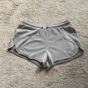 Ett par gråa mjukisshorts från Calvin Klein.  Säljer för att de blivit för små. Frakt tillkommer!