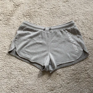 Calvin Klein mjukisshorts  - Ett par gråa mjukisshorts från Calvin Klein.  Säljer för att de blivit för små. Frakt tillkommer!