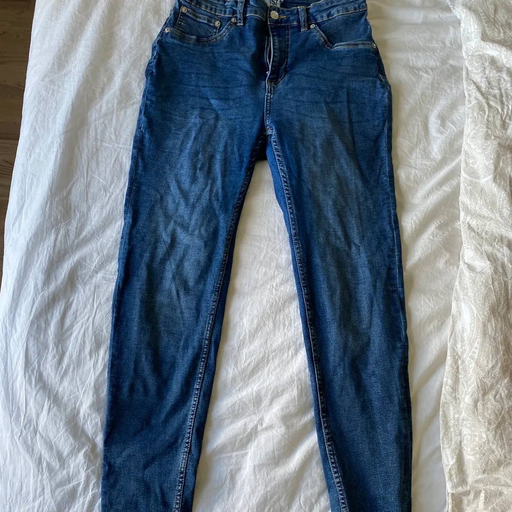 Ett par skinny jeans med hög midja från Lager157 i storlek L. Tror dem kostade 150kr men kommer inte riktigt ihåg. Kan mötas upp i Stockholm, annars står köparen för frakten. . Jeans & Byxor.