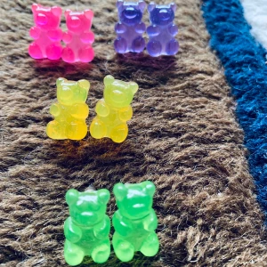 Björnörhängen - Har tyvärr aldrig använt dessa söta örhängen. Har halsband och nyckelring i samma motiv. Priset är med frakt styck.