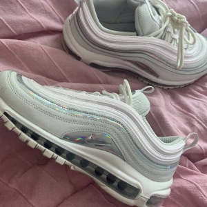 Nike Air Max 97 holographic  - Snygga skor beställda ett tag sedan från zalando. Använda Max 5 gånger. Märkte att dem var förstora så kan inte använda dem. Det speciella med dessa är att dem är holographic som ni ser på bilderna. Frakten på dessa blir 63 kr och paketet blir spårbart🥰
